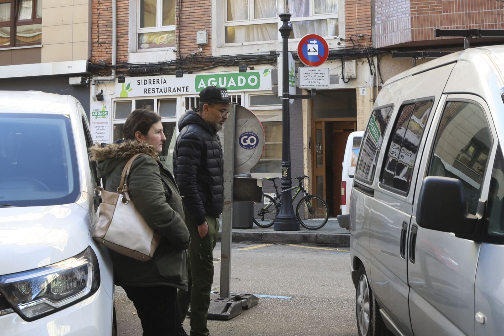 Así se encuentra por dentro el edificio okupado de la calle Aguado, en Gijón