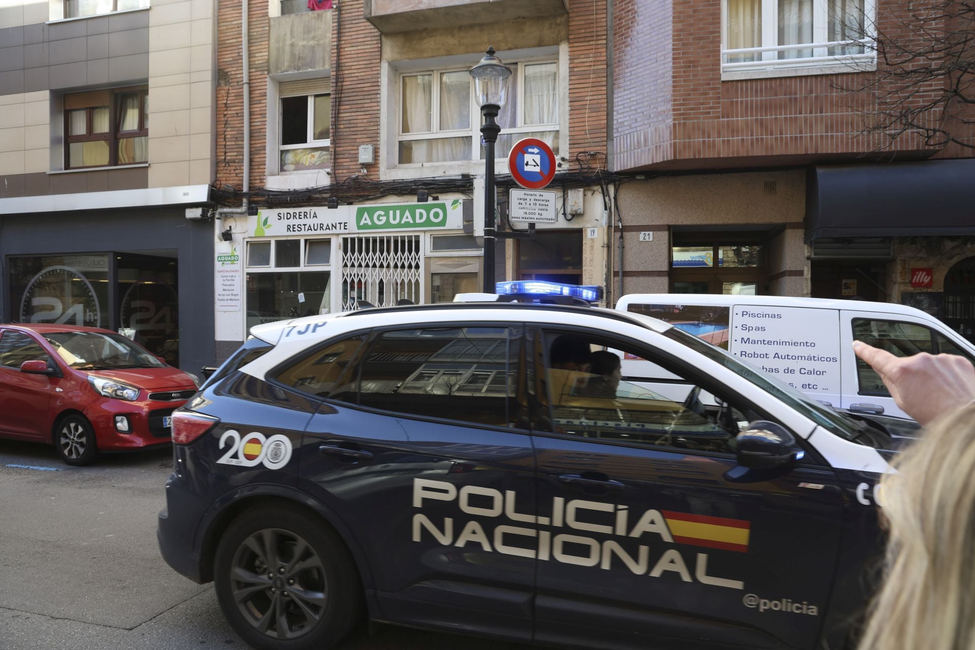 Así se encuentra por dentro el edificio okupado de la calle Aguado, en Gijón