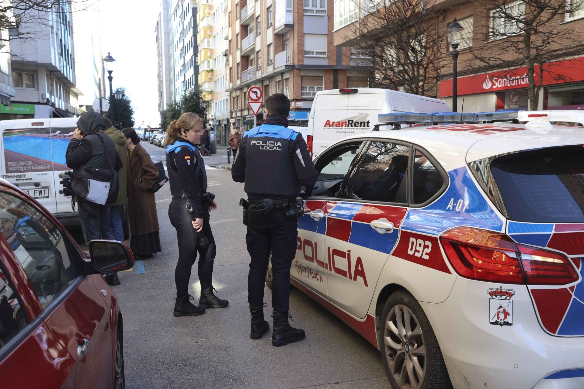 Así se encuentra por dentro el edificio okupado de la calle Aguado, en Gijón