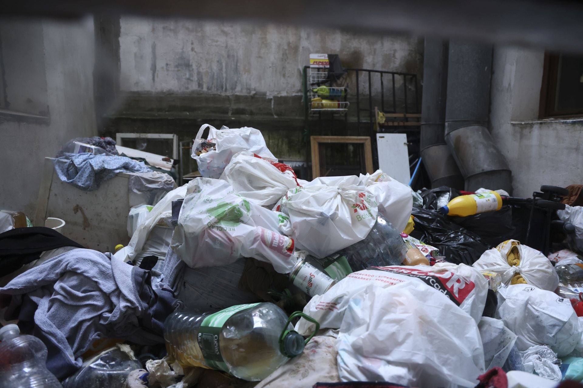 Así se encuentra por dentro el edificio okupado de la calle Aguado, en Gijón