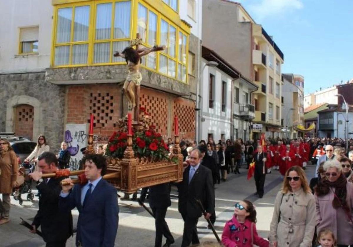 Decenas de personas en una procesión de pasadas fiestas del Socorro, en Gozón.