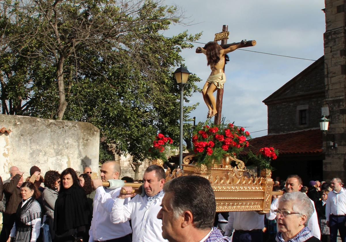 Procesión del Cristo del Socorro en Luanco.