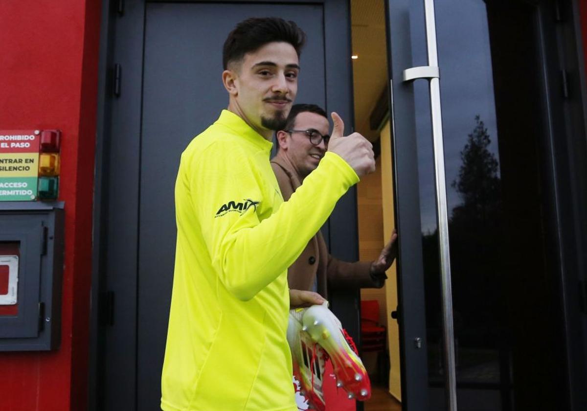 Nico Serrano, esta tarde, en la Escuela de Fútbol de Mareo, donde pasó el reconocimiento médico.