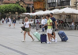 Un grupo de turistas en la plaza de España.