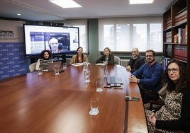 Por la derecha, Raquel Barroso y Rubén Fernández, responsable de I+D y CEO respectivamente de Ewala;Sadot Cifuentes, director de TIC e I+D de Ascensores Tresa; María Montes, María Pérez Medina y Azucena Jiménez, clúster manager, gerente y gestora de proyectos respectivamente de Femetalindustry. En la pantalla, David Sánchez, director de Ingeniería Samat, conectado desde Zaragoza.