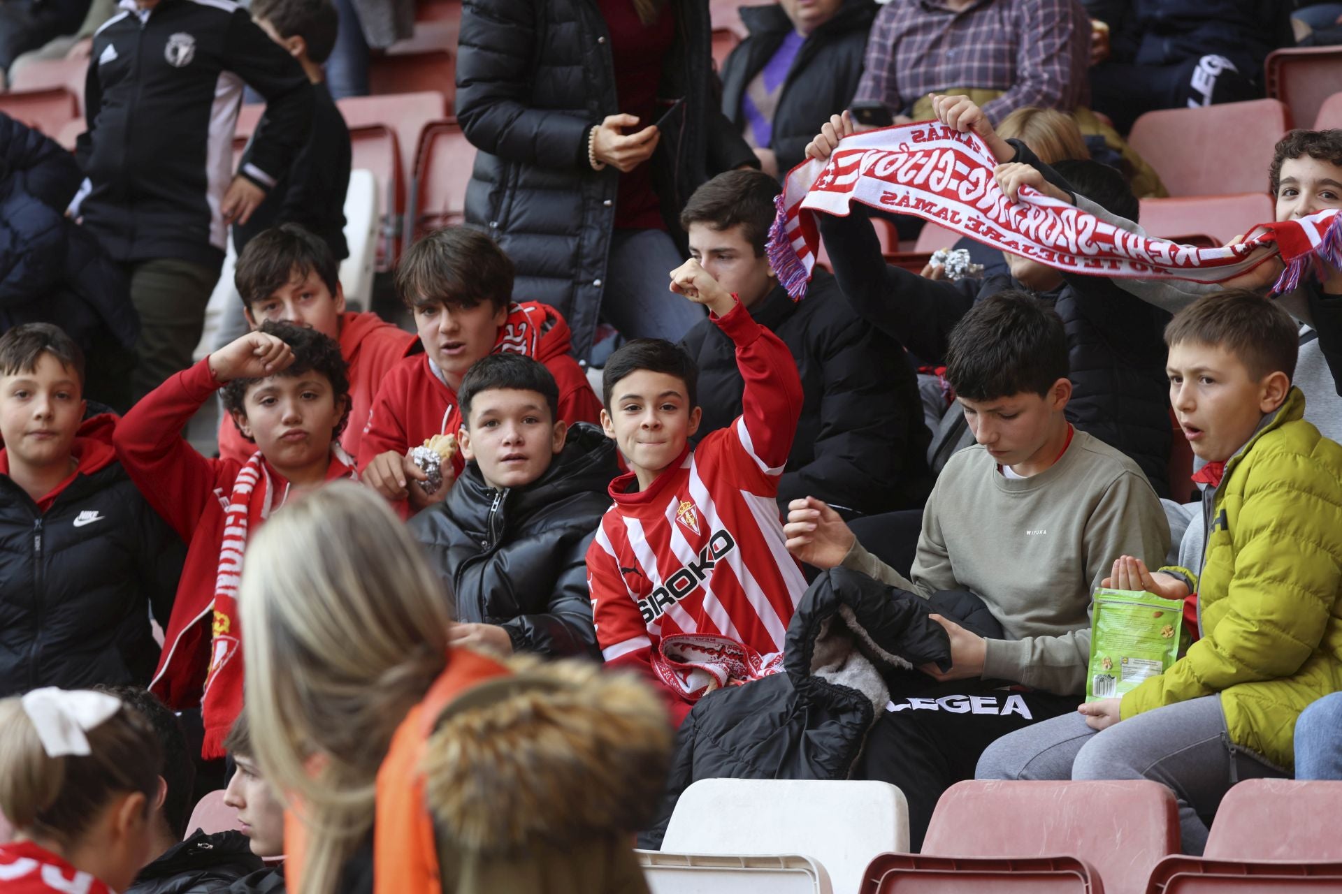 ¿Estuviste en el Sporting de Gijón - Burgos? ¡Búscate en las gradas de El Molinón!