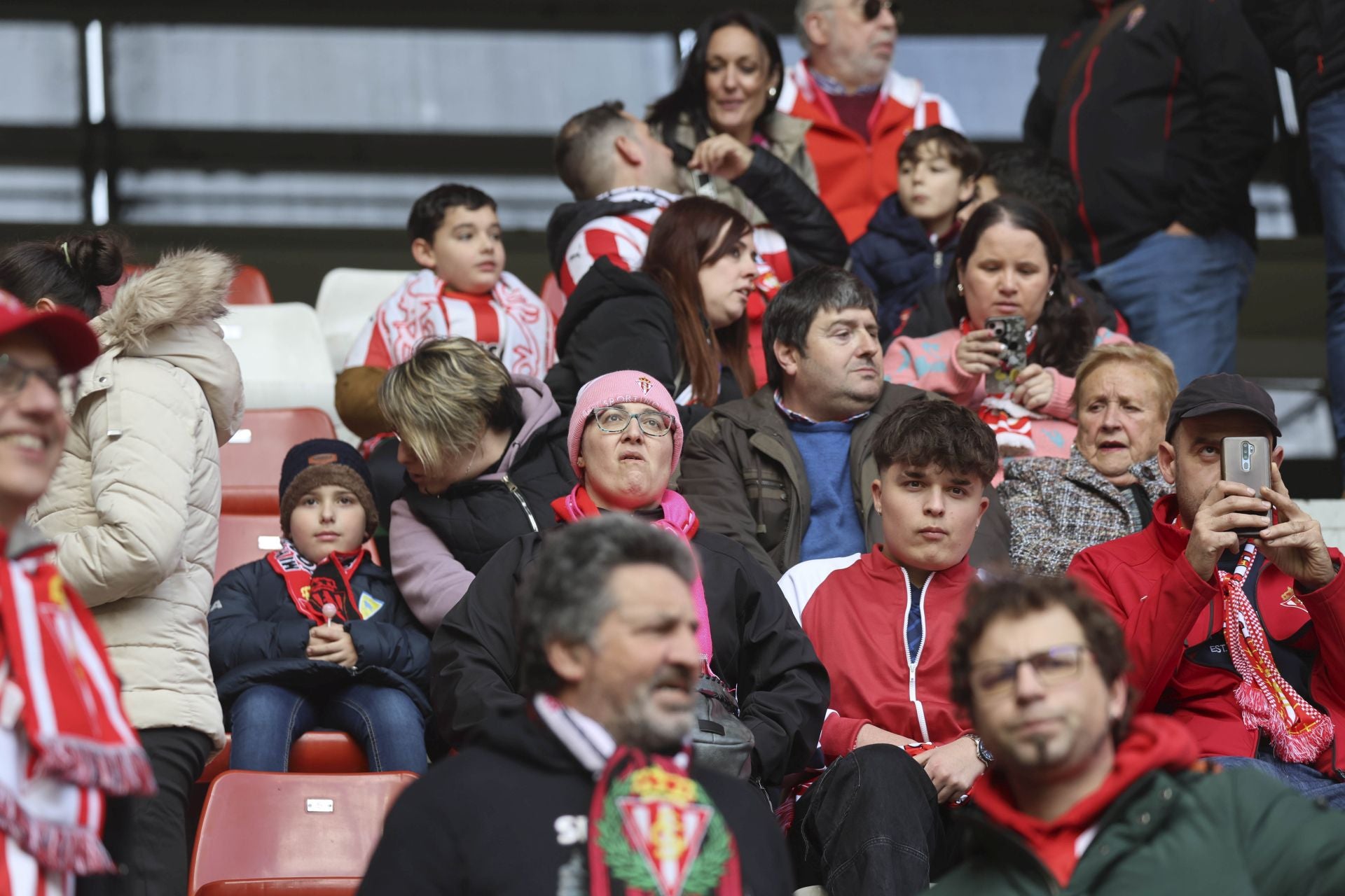 ¿Estuviste en el Sporting de Gijón - Burgos? ¡Búscate en las gradas de El Molinón!