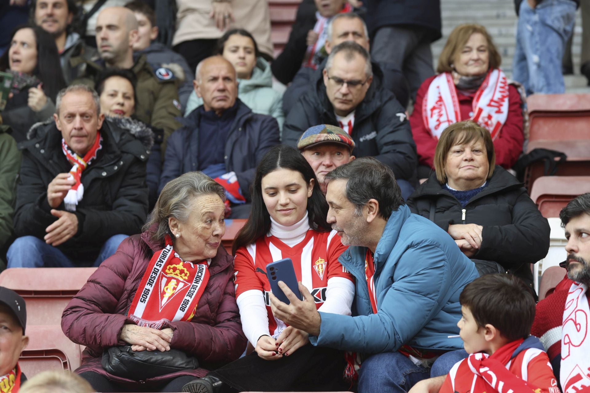 ¿Estuviste en el Sporting de Gijón - Burgos? ¡Búscate en las gradas de El Molinón!