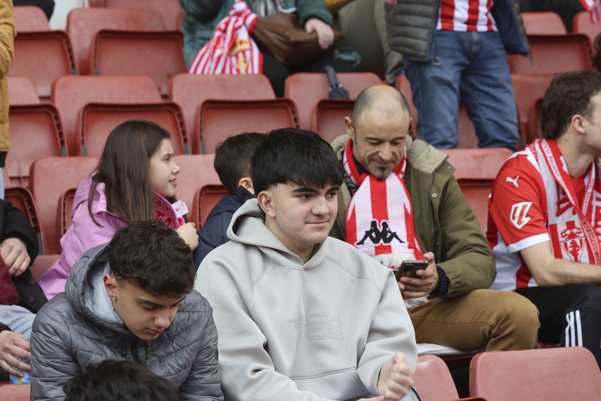 ¿Estuviste en el Sporting de Gijón - Burgos? ¡Búscate en las gradas de El Molinón!