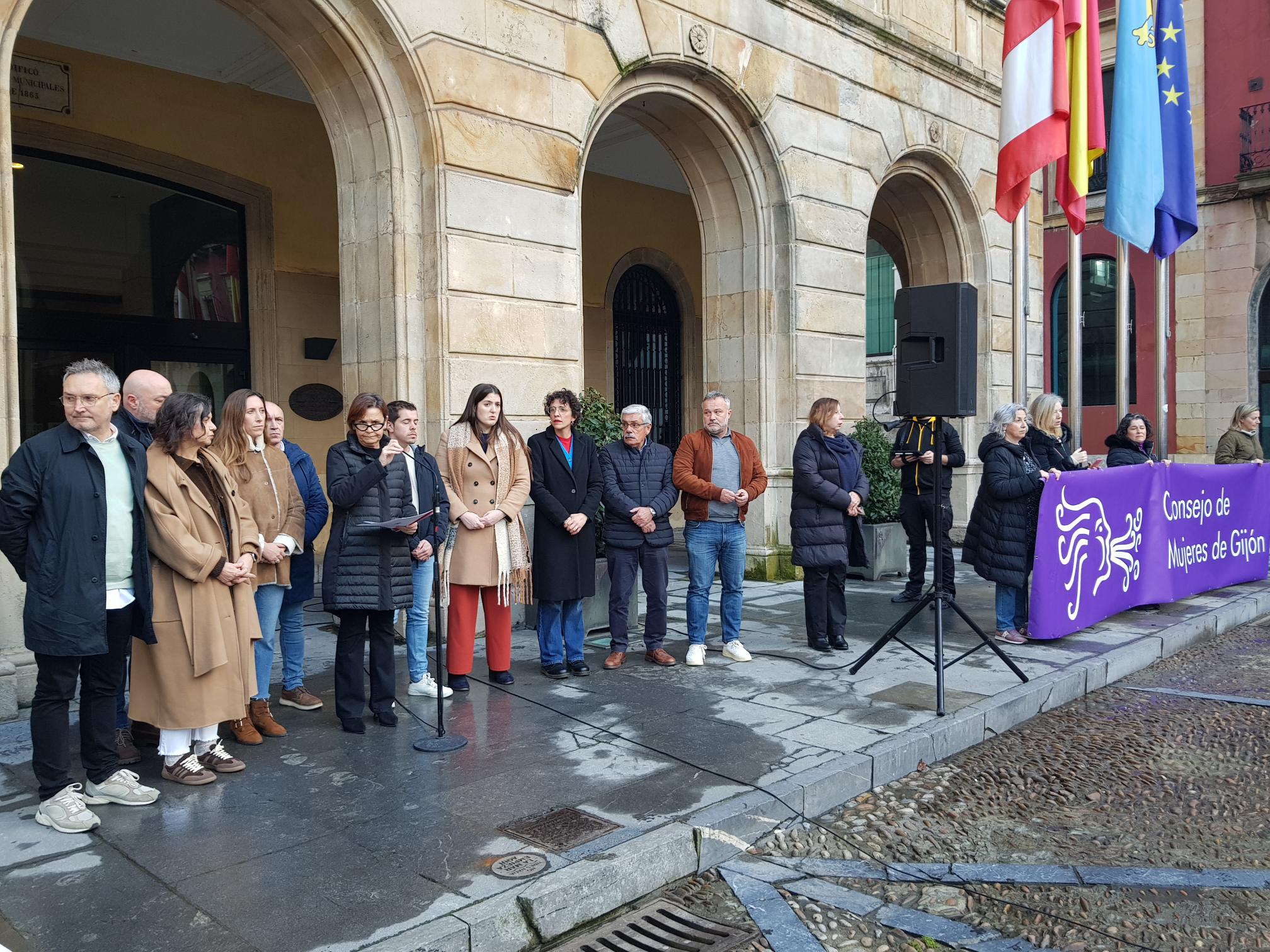 Multitudinaria manifestación en Langreo en repulsa por el asesinato machista