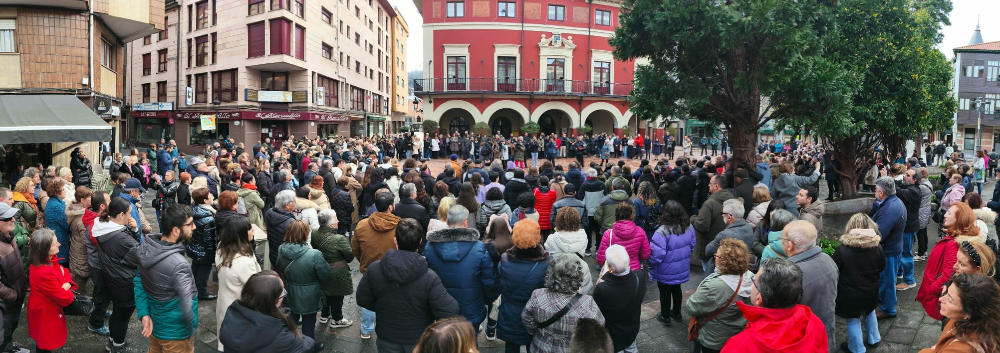 Multitudinaria manifestación en Langreo en repulsa por el asesinato machista