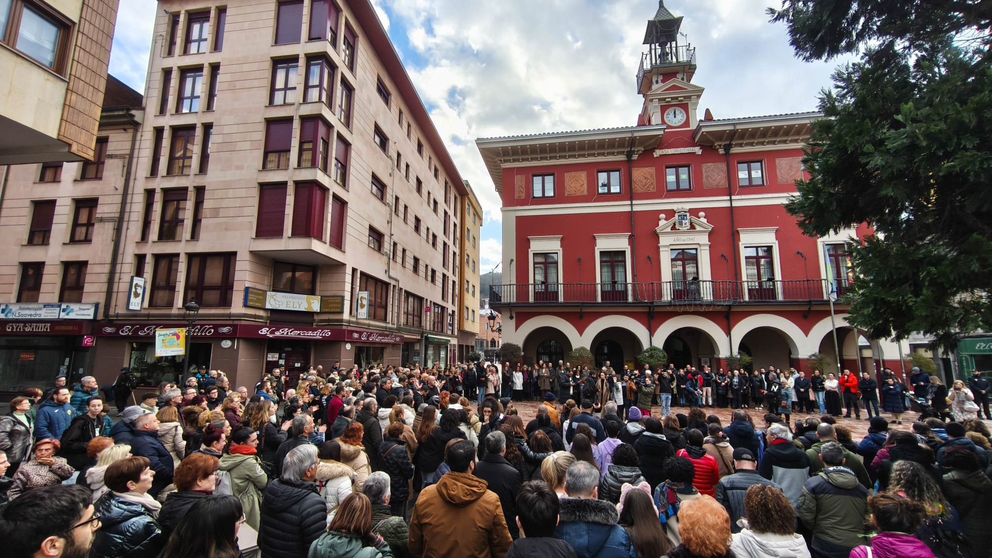 Multitudinaria manifestación en Langreo en repulsa por el asesinato machista