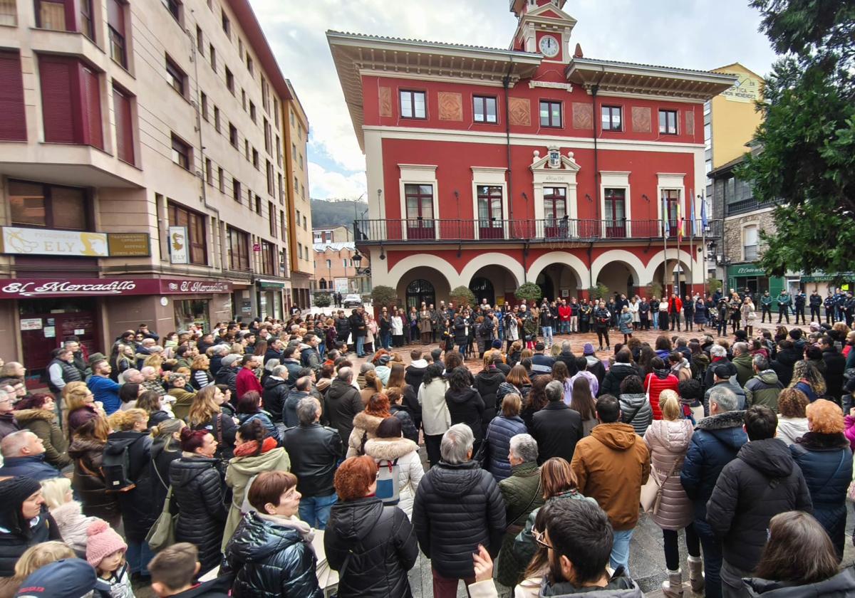 Multitudinaria manifestación en Langreo en repulsa por el asesinato machista