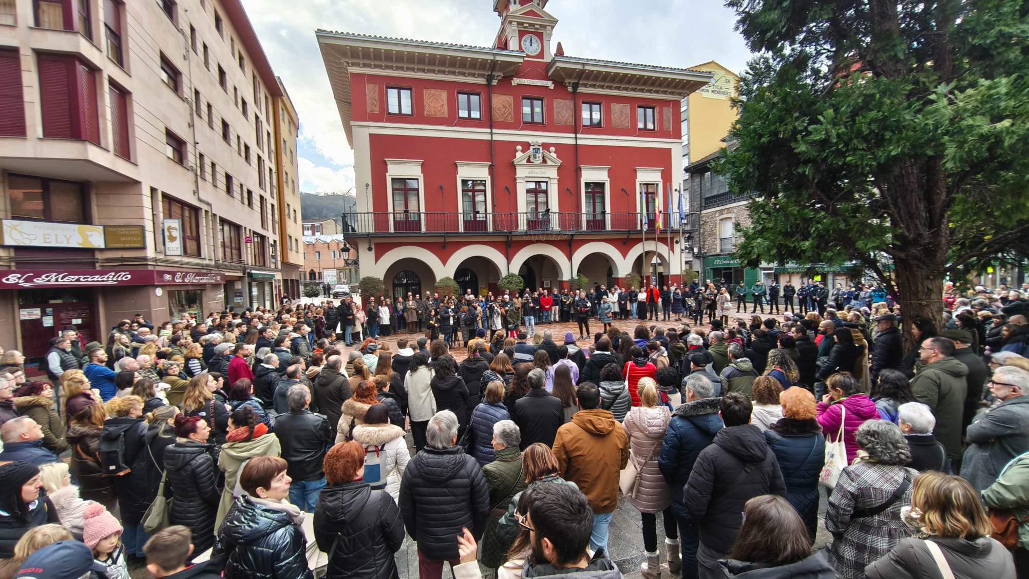 Multitudinaria manifestación en Langreo en repulsa por el asesinato machista