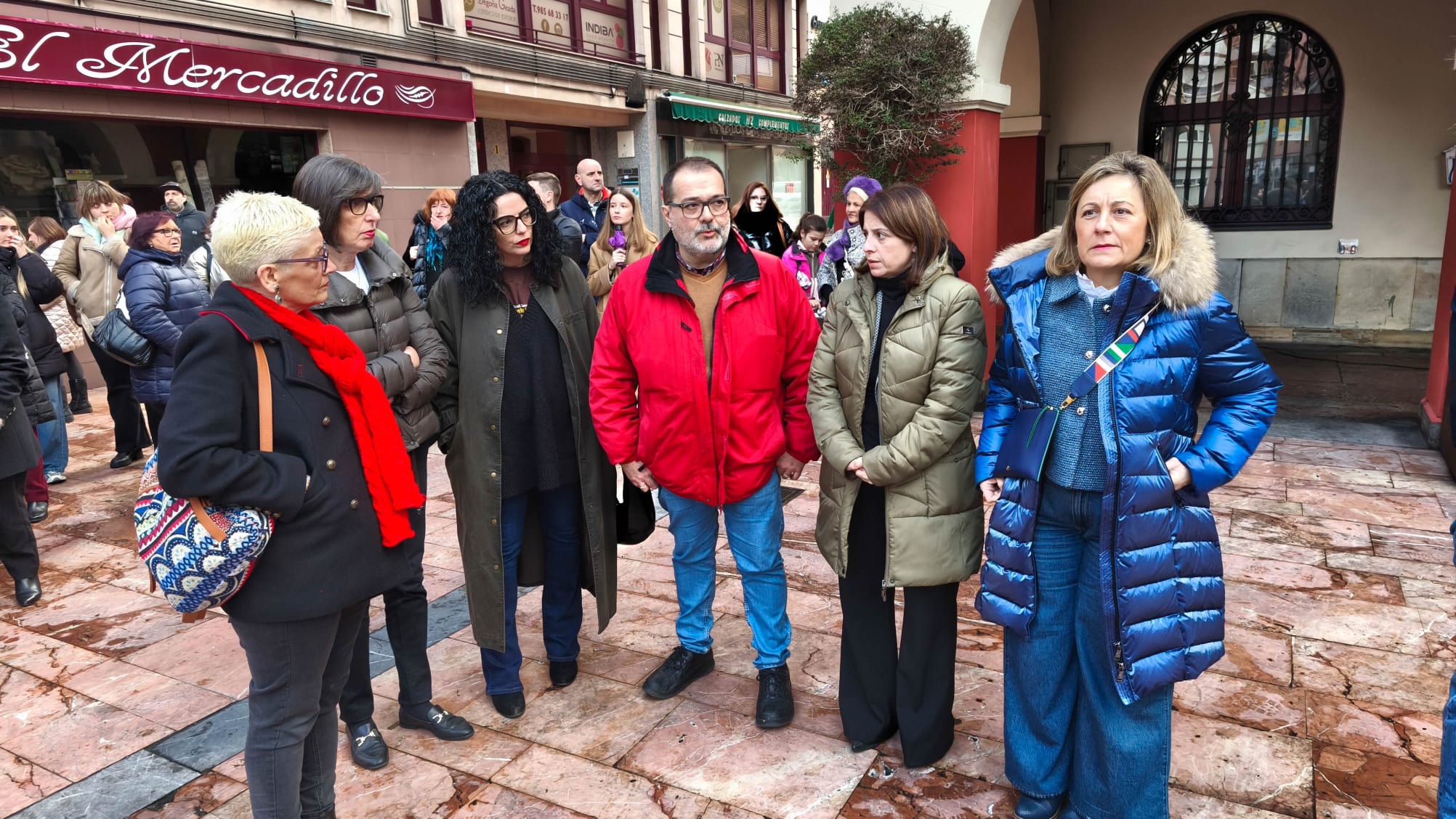 Multitudinaria manifestación en Langreo en repulsa por el asesinato machista