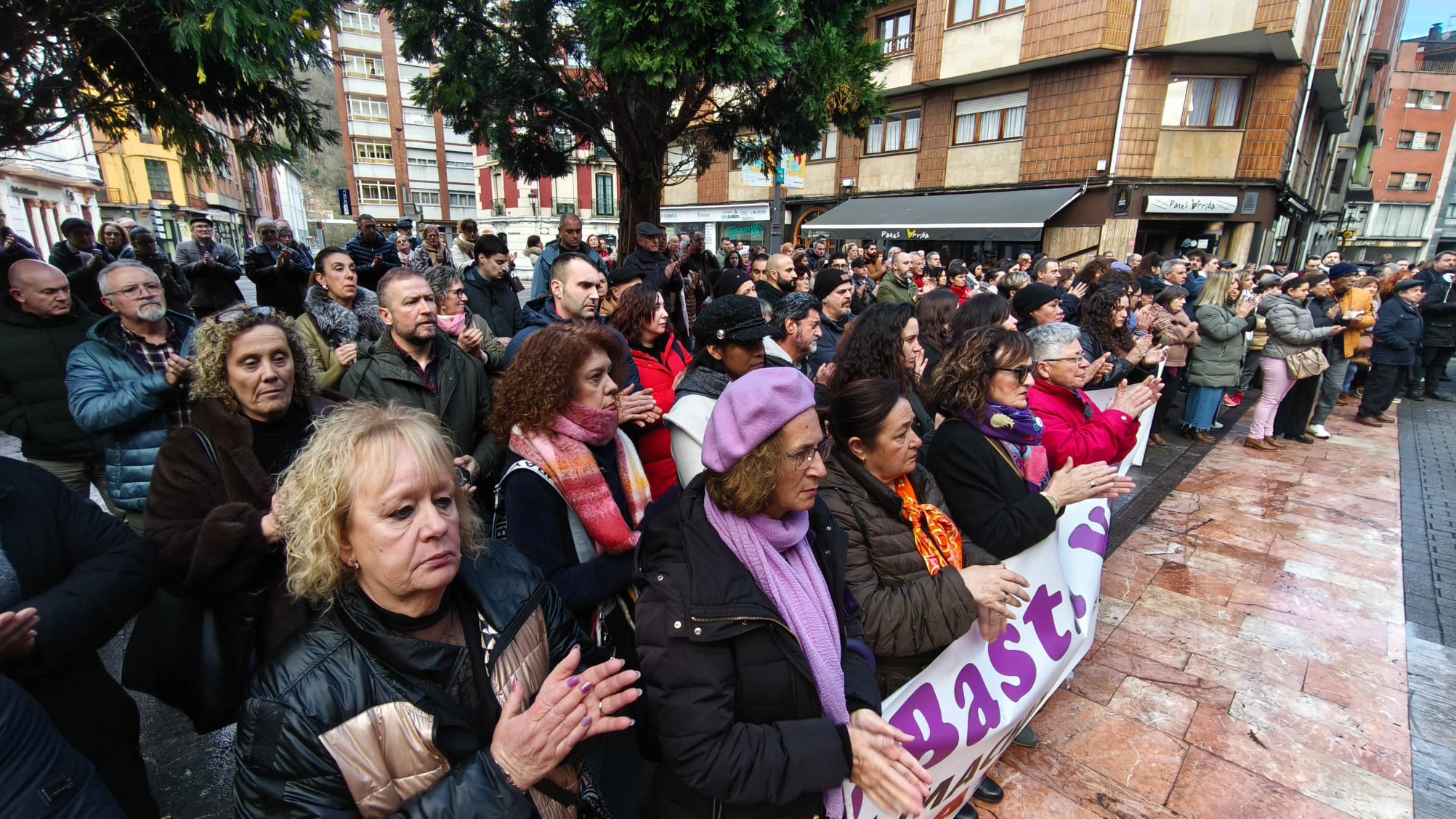 Multitudinaria manifestación en Langreo en repulsa por el asesinato machista