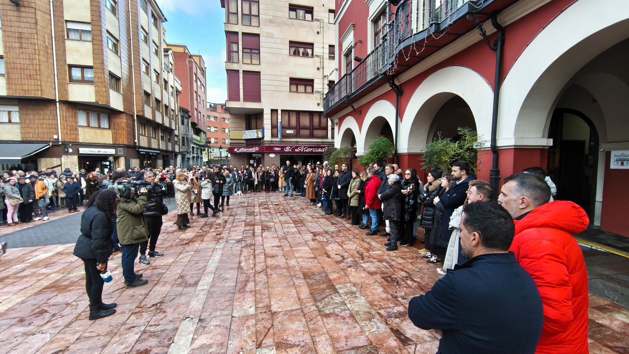 Multitudinaria manifestación en Langreo en repulsa por el asesinato machista