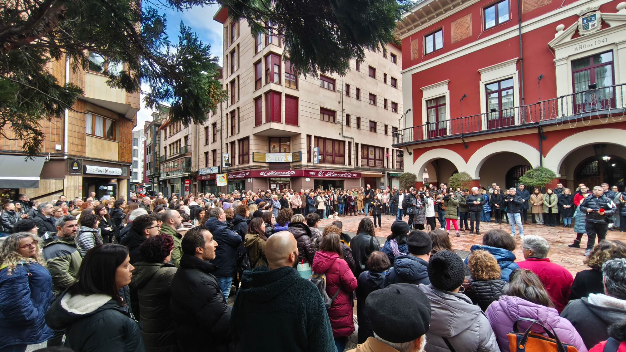 Multitudinaria manifestación en Langreo en repulsa por el asesinato machista