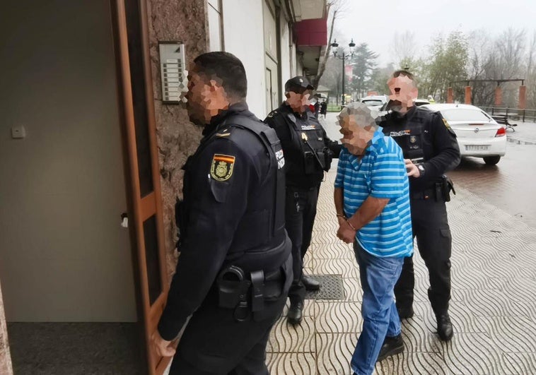El presunto asesino, Francisco F., acompañado por la Policía, acude al domicilio que compartía con la víctima para reconstruir los hechos.