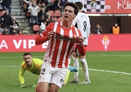 Dotor celebra su gol en El Molinón señalándose la camiseta.