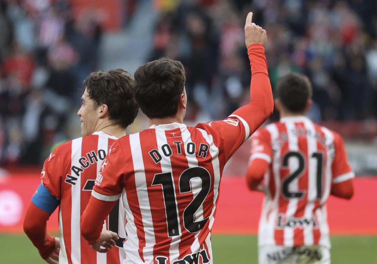 Dotor celebra su gol en El Molinón señalando a la grada.