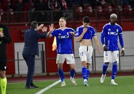 Javier Calleja felicita a Alemao por su gol.
