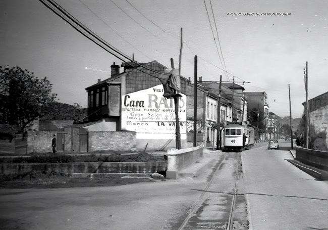 Tranvía cruzando el puente de La Guía por delante del núcleo itinerario de Pérez Pimentel. Fecha: década de 1930.