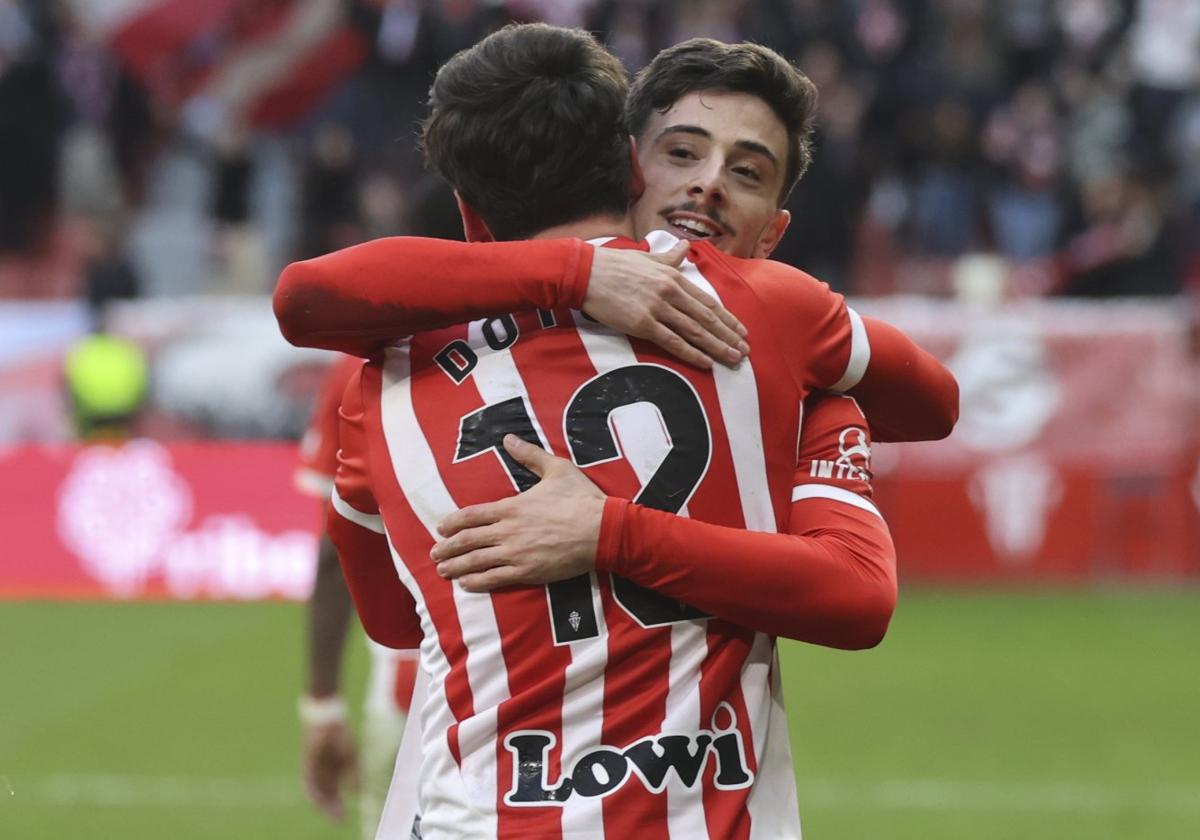 Nico Serrano y Dotor se abrazan para celebrar el segundo gol frente al Burgos.