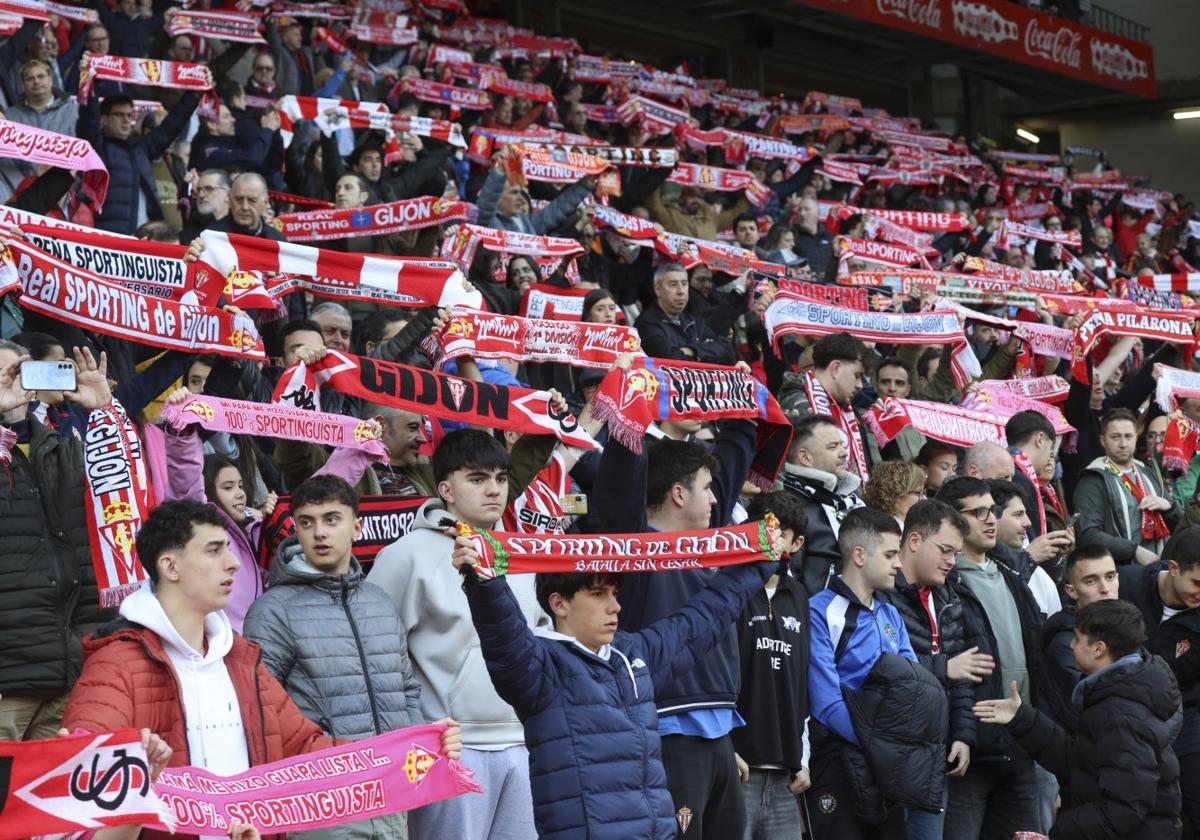 La afición del Sporting, entregada durante el himno.