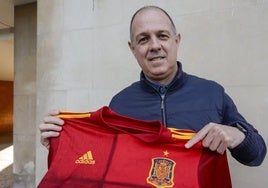 Juanjo González posa para EL COMERCIO con la camiseta de la Selección Española.