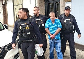 Francisco F. sale del domicilio junto a la Policía tras reconstruir el crimen.