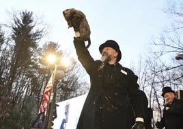 La marmota Phil ha pronosticado seis semanas más de invierno.