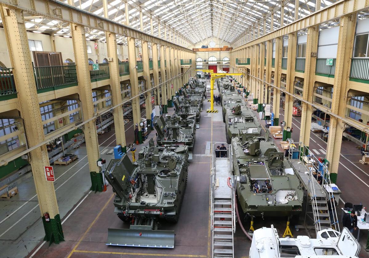 Vehículos blindados en el taller de montajes de la fábrica de armas de Trubia.