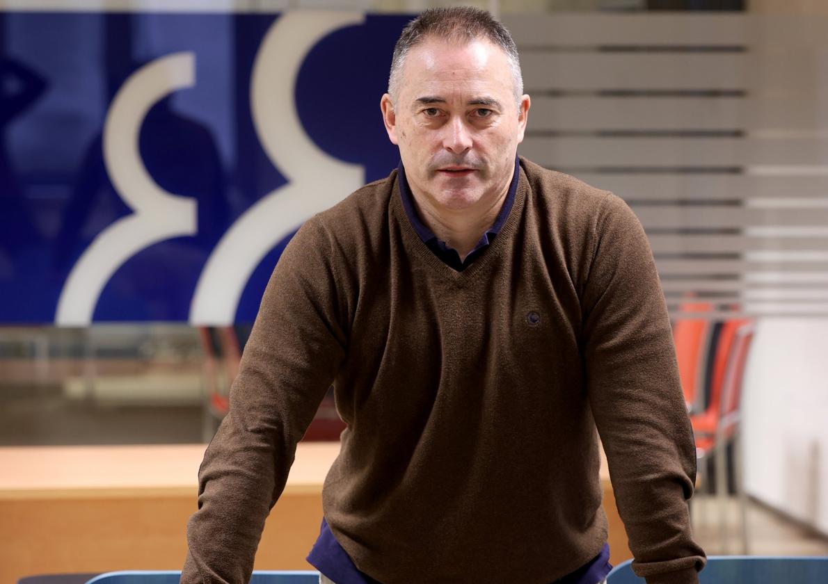 José Manuel Cueto, en la sede de OTECAS, en Oviedo.