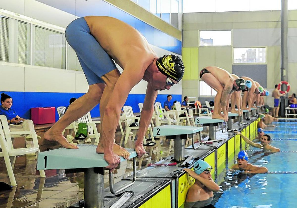 Imagen de una de las pruebas de relevos del Open Master de Natación celebrado el pasado fin de semana en Avilés.