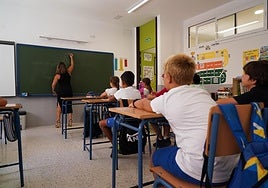 Aumnos en su primer día de clase en un colegio público.