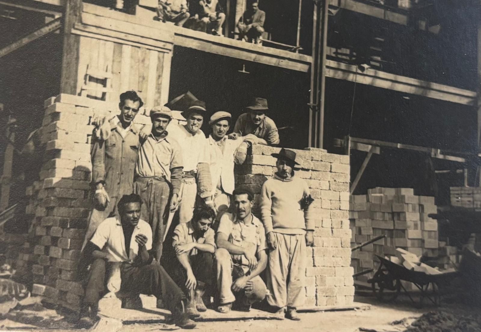 Ángel y sus compañeros durante la construcción de una central térmica en Santa Ana de Livramento