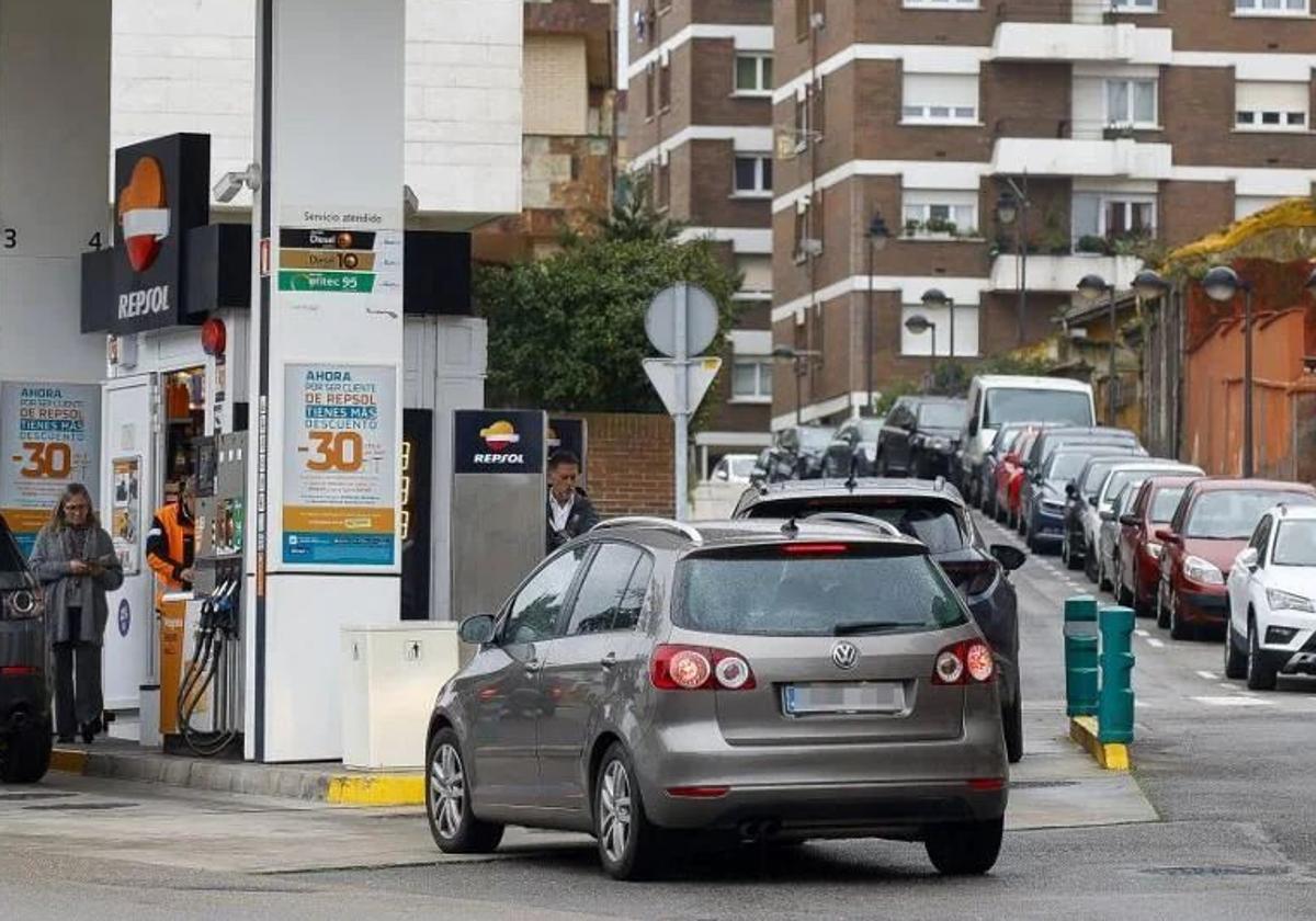 Imagen de archivo. El atropello ocurrió en un paso de cebra cerca de una gasolinera de la calle Anselmo Solar, en Gijón.