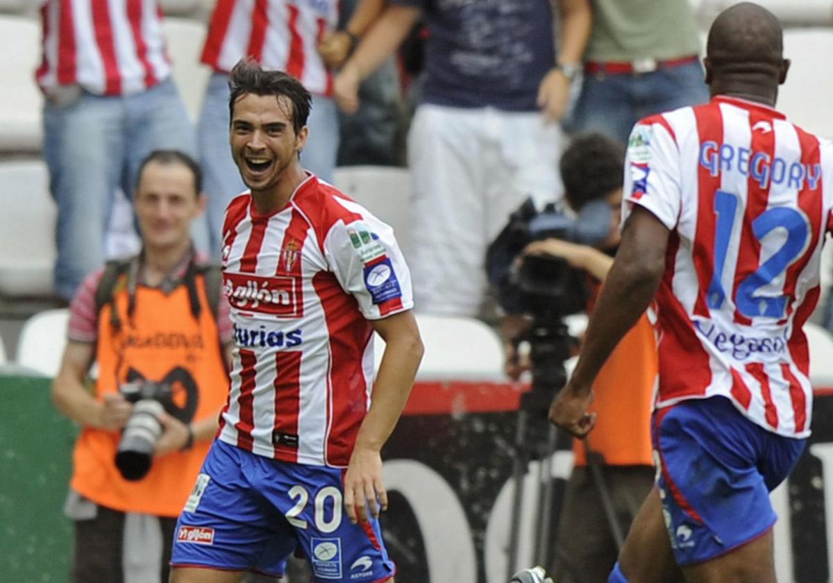 De las Cuevas celebra un gol con el Sporting.