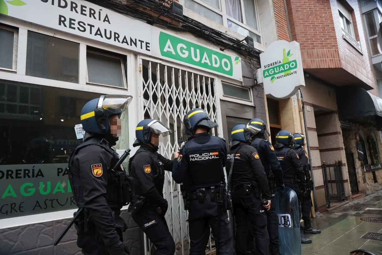 Desalojado y tapiado: adiós al edificio okupa de la calle Aguado, en Gijón