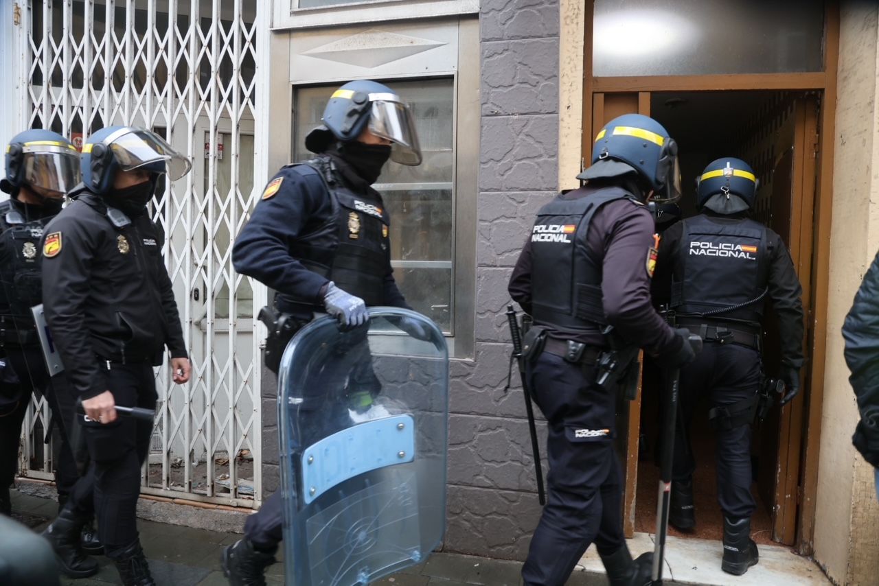 Desalojado y tapiado: adiós al edificio okupa de la calle Aguado, en Gijón