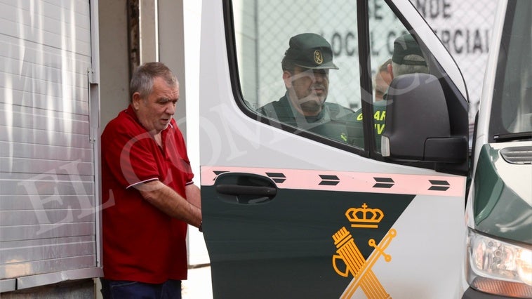 Francisco F., a la salida del Juzgado de Langreo y camino de prisión.
