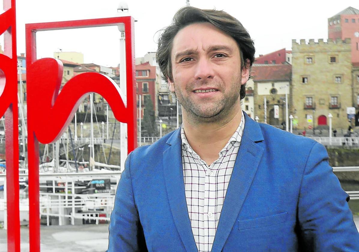 Andrés Ruiz, frente a Las Letronas, en el muelle gijonés.