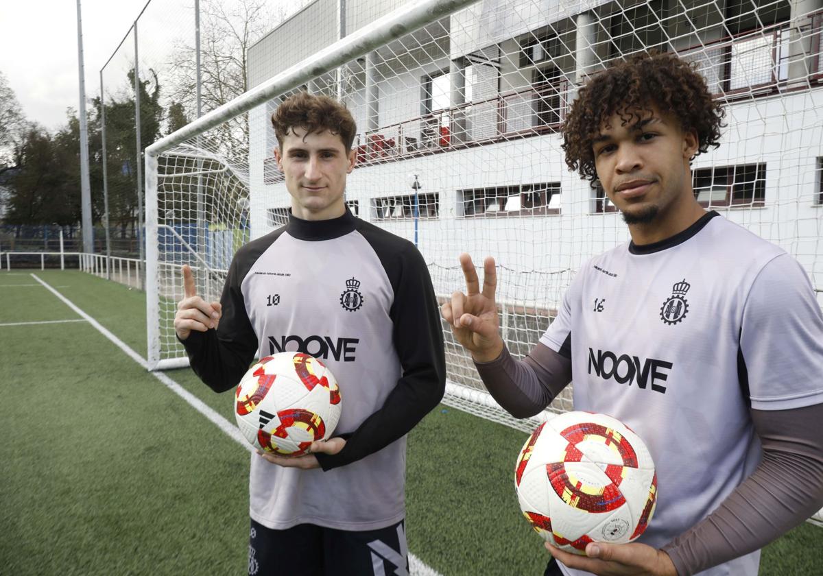 Javi Cueto y David Momoh, ayer lunes en el campo de entrenamiento municipal de La Toba.