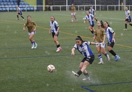 El partido entre el Real Avilés Femenino y la Real Sociedad se disputó por momentos bajo una intensa lluvia.