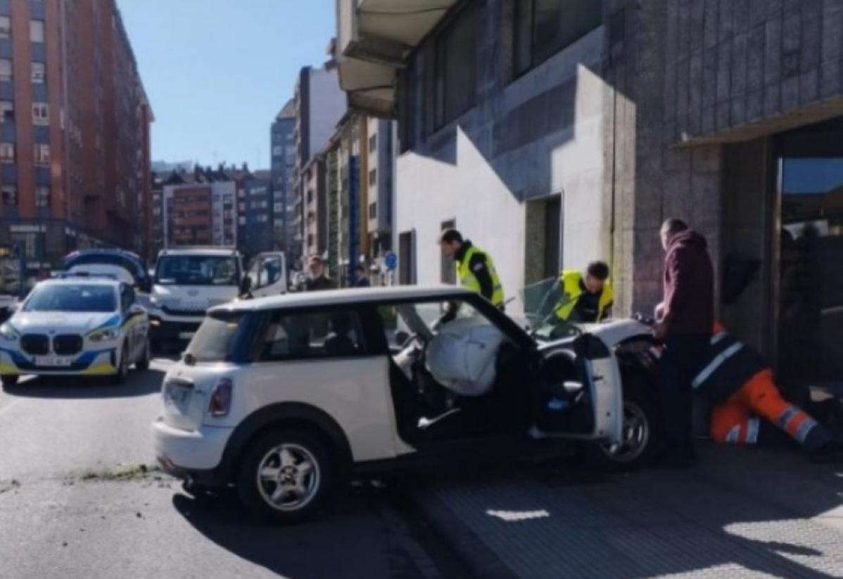 El vehículo colisionó con el edificio en la calle de El Muelle de Avilés.