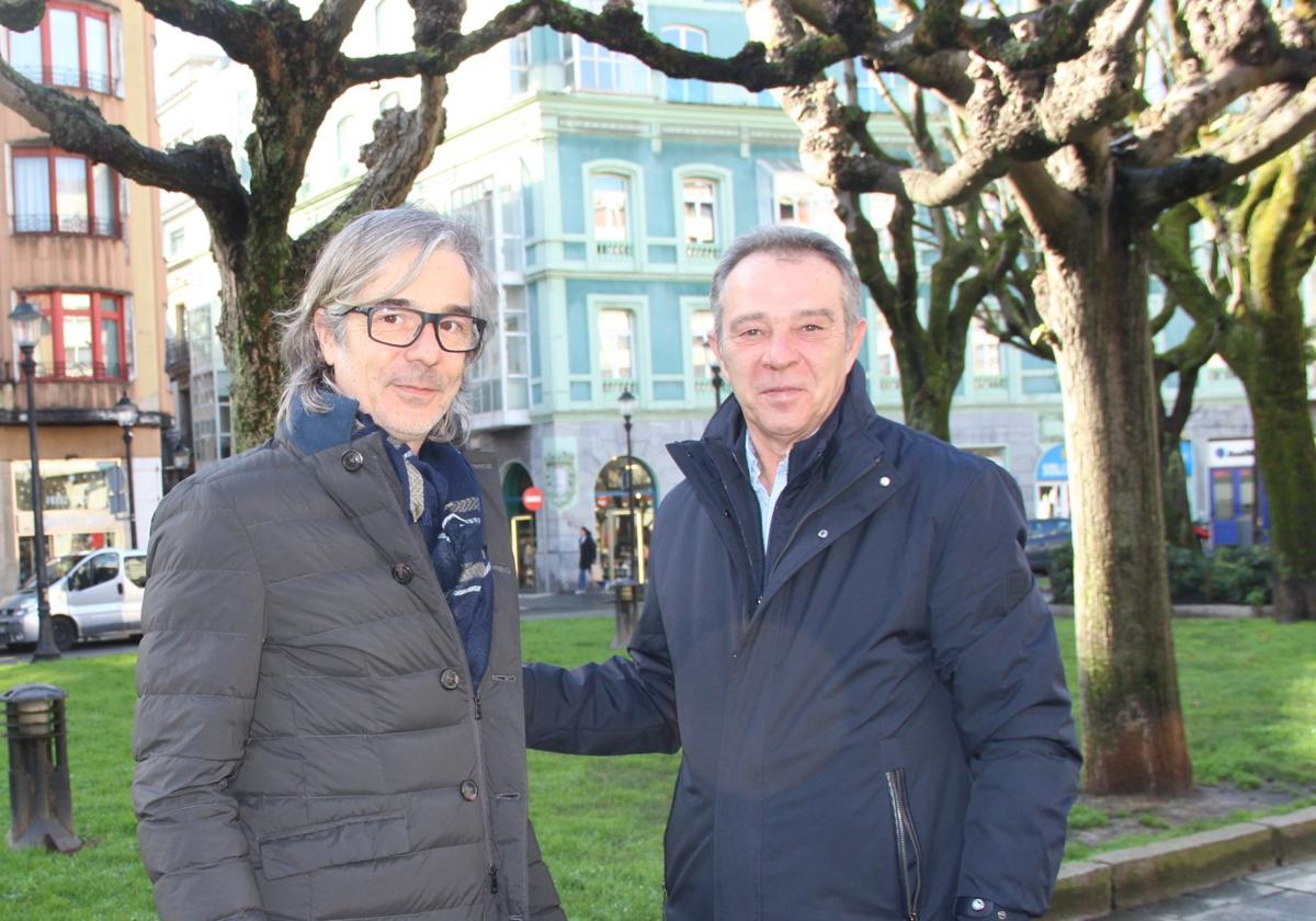 Pablo Fernández y José Manuel del Pino, candidato a presidir el PP de Gijón, en la Plazuela.