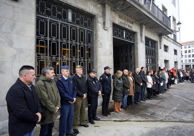 Minuto de silencio ante la Delegación del Gobierno, en Oviedo, en memoria de Karilenia Ch. G., primera víctima de violencia de género del año.