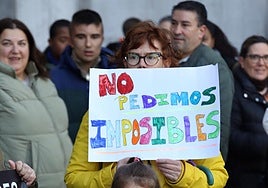 Una madre con su hija, en la manifestación del lunes.