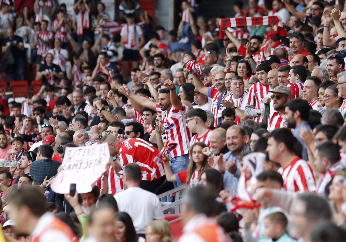 El graderío de El Molinón, repleto de aficionados del Sporting de Gijón durante un partido del curso pasado.